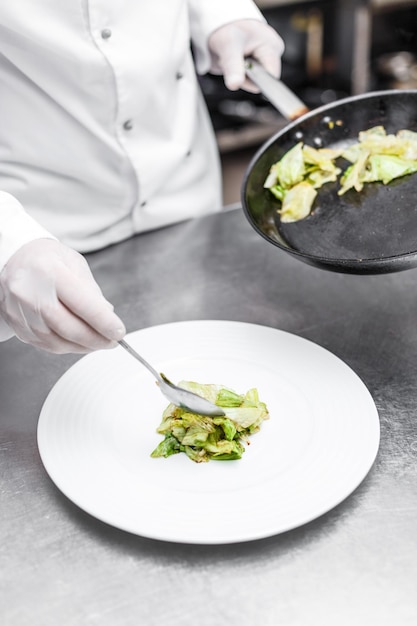 Szef kuchni przygotowujący danie
